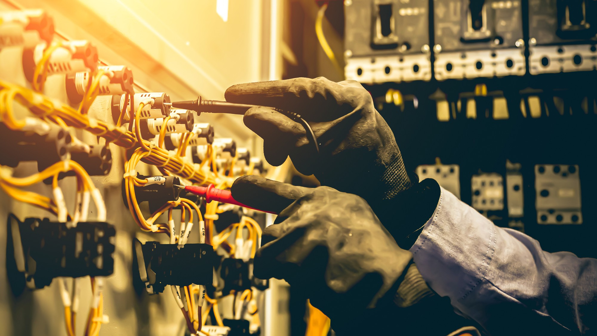 Électricien intervenant sur un tableau électrique